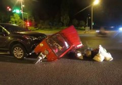 <strong>吕某驾驶电动三轮</strong>